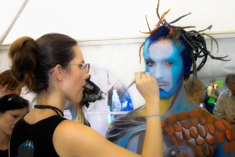 Art, Aufführung, Bodypainting, Color, Colors, Colour, Colours, Contest, Event, Farbe, Festival, Kunst, Körperbemalung, Körpermalerei, Modelle, Models, Model, Performance, Schminkkunst, Stage, Veranstaltung, Vorführung, WEB, Wettbewerb, Agnieszka Glinska of the 'Art color Ballet' Team at work