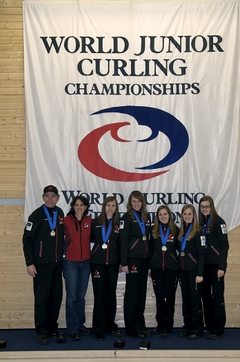 Final Ceremony, Team-Canada: Rachel Homan, Emma Miskew, Laura Crocker, Lynn Kreviazuk, Alison Kreviazuk