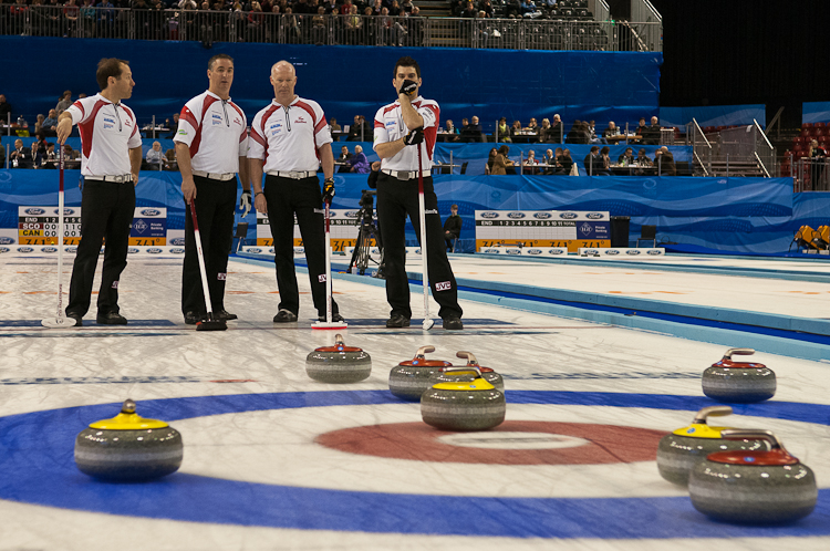 Scotland vs. Canda, Scroe 7 : 8, Team Scotland: Brewster Tom, Drummond Greg, Andrews Scott, Goodfellow Michael, Edwards David.
Team Canada: Howard Glen, Middaugh Wayne, Laing Brent, Savill Craig, Howard Scott. Curling, Sport, World Men's Chamionship