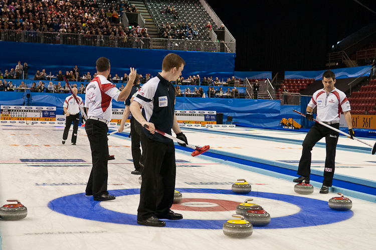 Scotland vs. Canda, Scroe 7 : 8, Team Scotland: Brewster Tom, Drummond Greg, Andrews Scott, Goodfellow Michael, Edwards David.
Team Canada: Howard Glen, Middaugh Wayne, Laing Brent, Savill Craig, Howard Scott. Curling, Sport, World Men's Chamionship