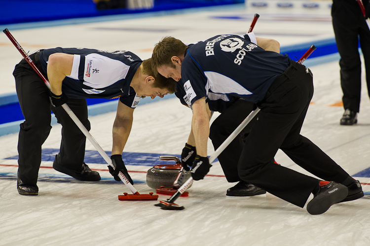 Scotland vs. Canda, Scroe 7 : 8, Team Scotland: Brewster Tom, Drummond Greg, Andrews Scott, Goodfellow Michael, Edwards David.
Team Canada: Howard Glen, Middaugh Wayne, Laing Brent, Savill Craig, Howard Scott. Curling, Sport, World Men's Chamionship