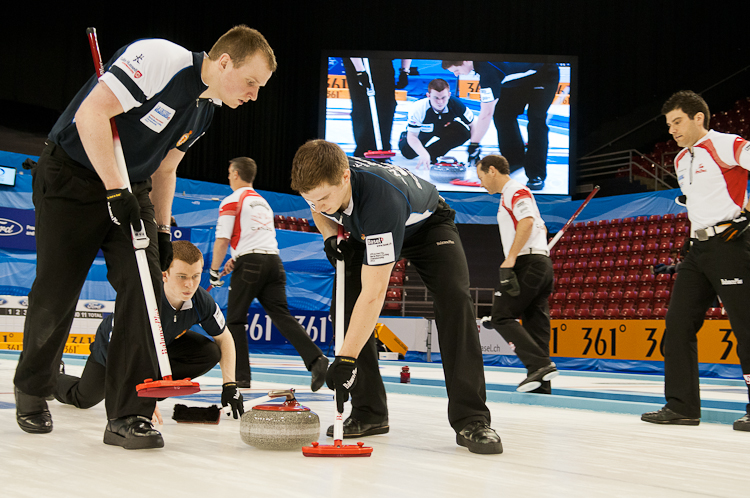 Scotland vs. Canda, Scroe 7 : 8, Team Scotland: Brewster Tom, Drummond Greg, Andrews Scott, Goodfellow Michael, Edwards David.
Team Canada: Howard Glen, Middaugh Wayne, Laing Brent, Savill Craig, Howard Scott. Curling, Sport, World Men's Chamionship