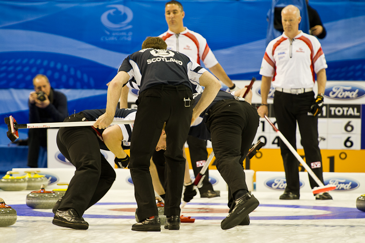 Scotland vs. Canda, Scroe 7 : 8, Team Scotland: Brewster Tom, Drummond Greg, Andrews Scott, Goodfellow Michael, Edwards David.
Team Canada: Howard Glen, Middaugh Wayne, Laing Brent, Savill Craig, Howard Scott. Curling, Sport, World Men's Chamionship