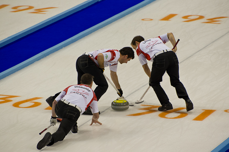 Scotland vs. Canda, Scroe 7 : 8, Team Scotland: Brewster Tom, Drummond Greg, Andrews Scott, Goodfellow Michael, Edwards David.
Team Canada: Howard Glen, Middaugh Wayne, Laing Brent, Savill Craig, Howard Scott. Curling, Sport, World Men's Chamionship